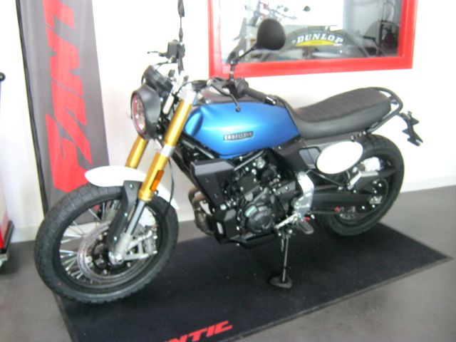 Moto FANTIC MOTOR CABALLERO 700 SCRAMBLER bleu