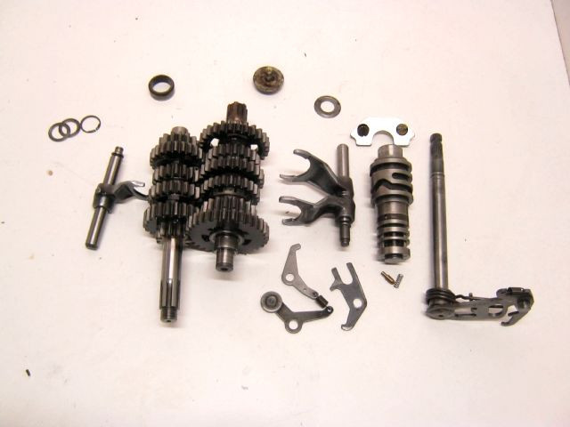 Arbre pignon fourchette de boite à vitesses CAGIVA 125 ROADSTER an 1999 type 1A réf 800069253