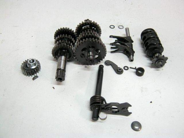 Arbre pignons fourchette de boite à vitesse, arbre sélecteur  KAWASAKI 125 KMX année 1999 type MX125B réf 131271138, 131281233 
