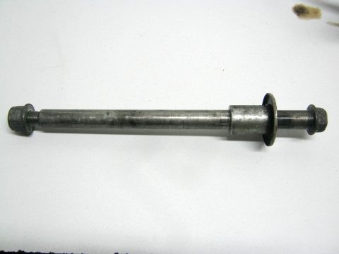 Axe de roue avant SUZUKI 500 GSE type GM51A an 1997 
