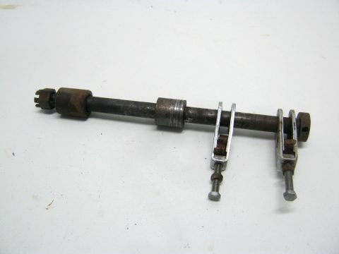 Axe , tendeur de roue arrière HONDA 360 CB année 1977