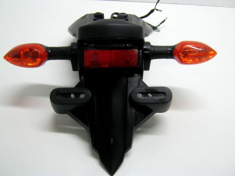 Bavette support éclairage de plaque, clignotant arriére  YAMAHA FZ6 année : 2010