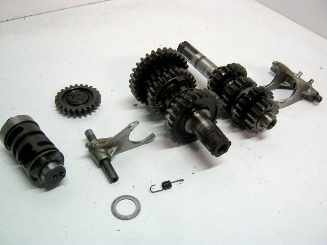 Boite à vitesse, pignon, fourchette, barillet de sélection, arbre de boite à vitesse  SUZUKI 600 DR DJEBEL an 1990 type SN41A réf 24120-14A00-000  24131-14A00-000