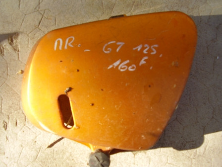 Carter latéral,flan de selle droit SUZUKI 125 GT année:1976