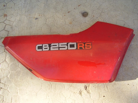 Carter latéral,flan de selle droit HONDA CB250 RS année:1982