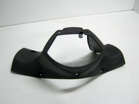 Carénage de guidon inférieur PEUGEOT 50 ELYSTAR an 2008 réf 1174623600 (2)