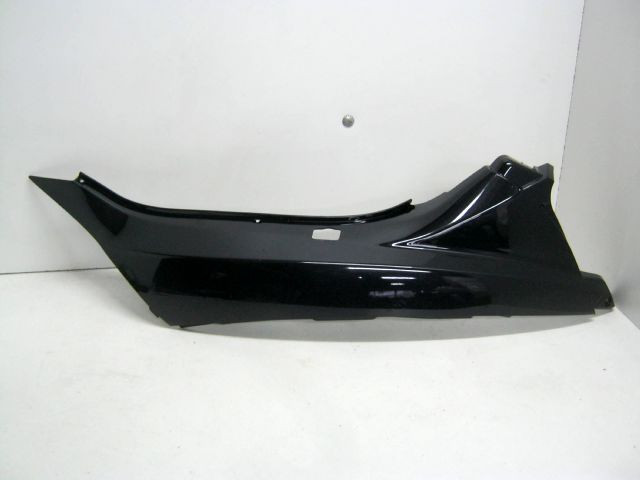 Carter , carènege latéral gauche PIAGGIO 125 , 250 , 500 MP3 an 2006 à 2010 rèf 62444600ND 