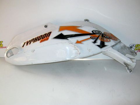 Carter latéral,flan de selle droit PIAGGIO TYPHOON année:2002