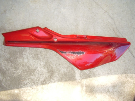 Carter latéral,flan de selle droit YAMAHA 125 TDR type:3BN année:1999