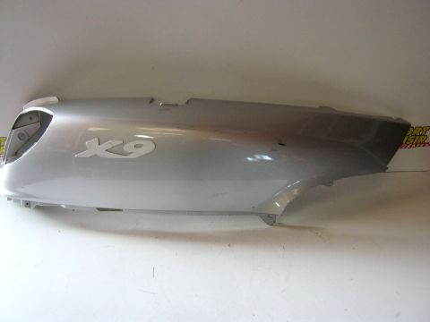 Carter latéral,flan de selle droit PIAGGIO X9 année:2002 type:ZAPM 23000 réf:62042600E2