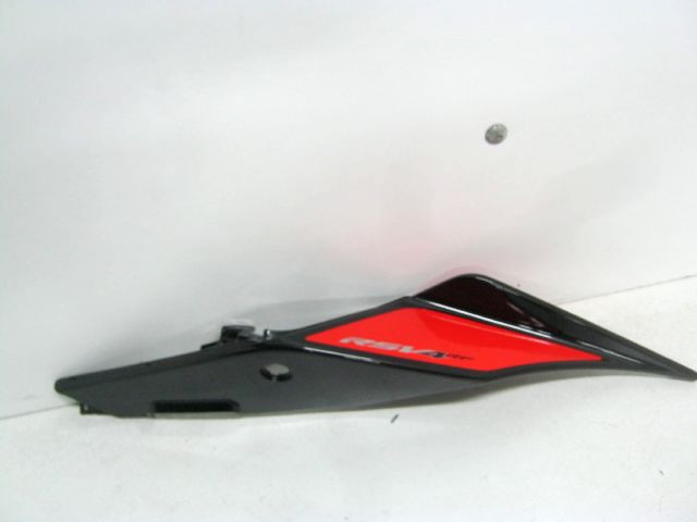 Carter latéral , flan de selle gauche APRILIA 1000 RSV4 RF an 2018 réf B043478