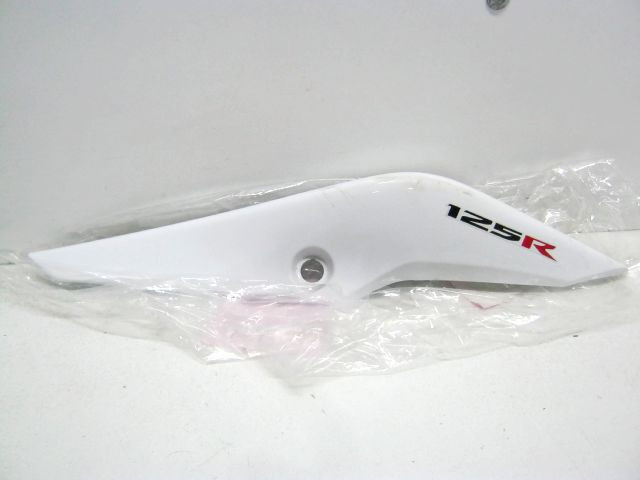 Carter latéral , flan de selle gauche HONDA 125 CBR an 2013 réf 83630-KTY-M00ZA 