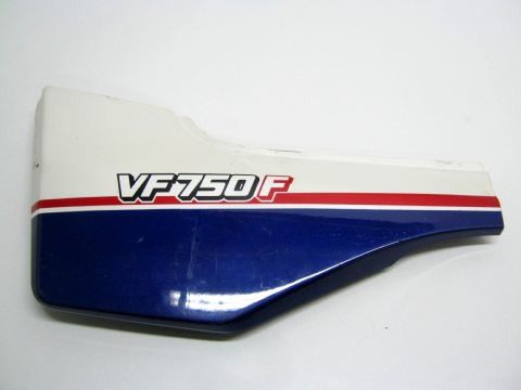 Carter latéral, flan de selle gauche HONDA 750 VFF an 1985 type RC15 réf 83700-MB2-0100