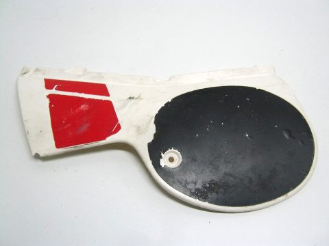 Carter latéral , flan de selle gauche HONDA réf 83700-GC5-0700 