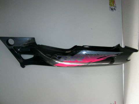 Carter latéral,flan de selle gauche HONDA 600 CBR année:1995 type:PC25 ref:83710-MV9-6000