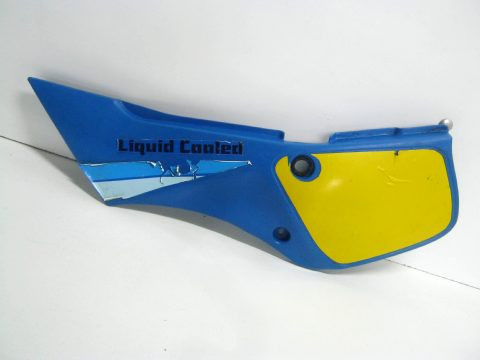 Carter latéral , flan de selle gauche SUZUKI 50 TS réf 47211-13700 
