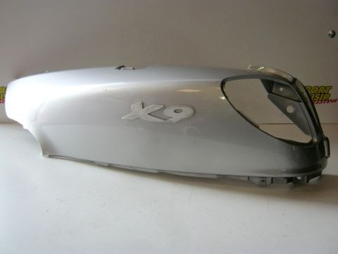 Carter latéral,flan de selle gauche PIAGGIO X9 année:2002 type:ZAPM 23000 réf:620425,575564SX