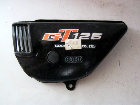 Carter latéral,flan de selle gauche SUZUKI 125 GT année:1976