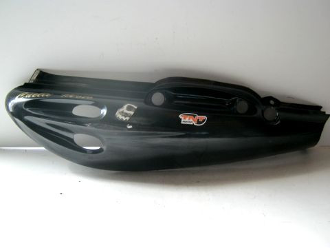 Carter latéral,flan de selle gauche SUZUKI AY50 KATANA année:2000 réf:47211-35E00