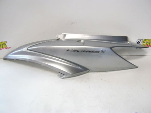 Carter latéral,flan de selle gauche YAMAHA 125 CYGNUS année:2005 réf:4C6-F1721-00
