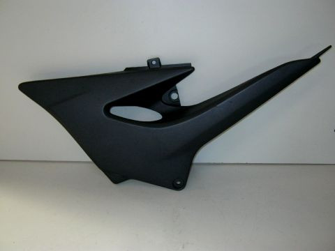 Carter latéral,flan de selle gauche KAWASAKI ZR7 année:2001 Réf:36001-1629