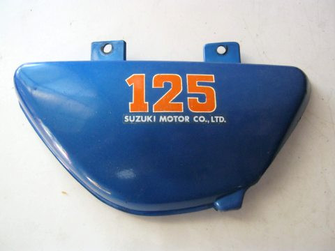 Carter latéral, flan de selle droit SUZUKI 125 TS année:1975
