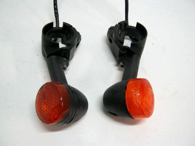 Clignotant avant droit et gauche APRILIA 125 CLASSIC an 1997 type MF01 réf AP8138357 