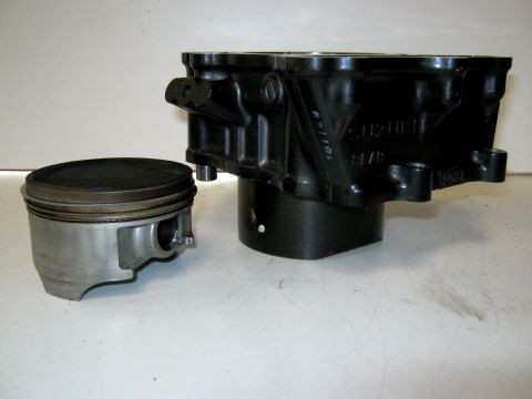 Cylindre,piston arrière SUZUKI 650 SV année:2000 type:JS1AV223100