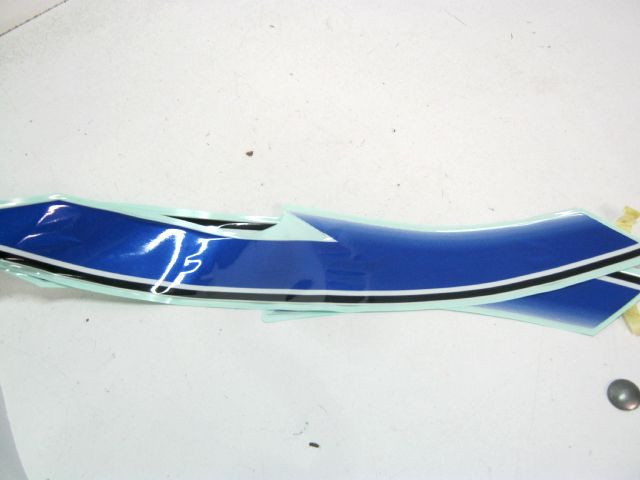 Emblème décoration de réservoir SUZUKI 1400 GSX an 2005 réf 68110-42F40-LW4 