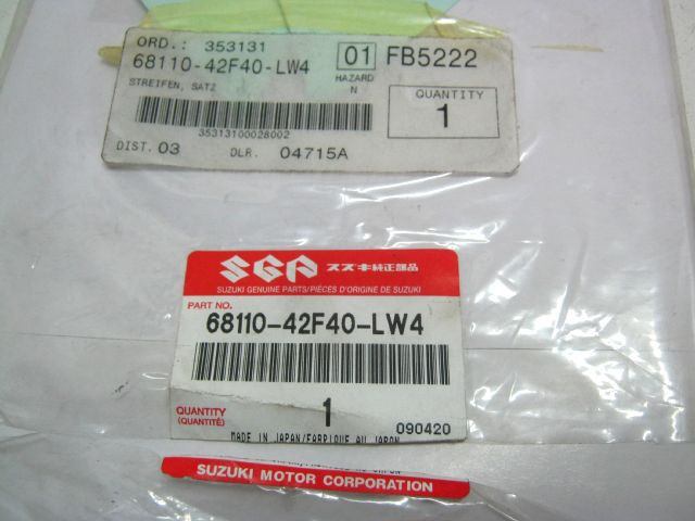 Emblème décoration de réservoir SUZUKI 1400 GSX an 2005 réf 68110-42F40-LW4 