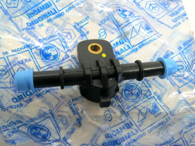 Fixation buse injecteur PIAGGIO rèf 830069 