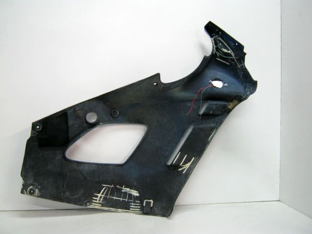 Flan carénage gauche SUZUKI 750 GSXF an 1990, Type GR78A réf 94402-21CK1-33J  