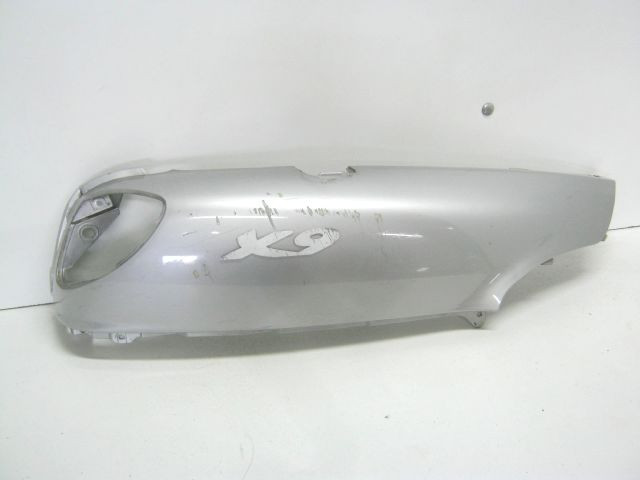 Flan de selle , carter latéral arriére droit PIAGGIO 125 X9 