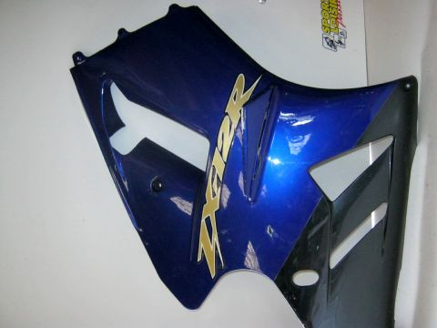 Flan de carénage droit KAWASAKI ZX12R année:2003 type:ZXT20AB22A réf:55028-1428