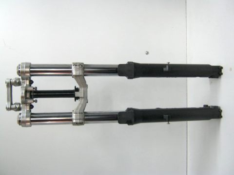 Té supérieur , inférieur , fourreau , tube de fourche APRILIA ETV 1000 CAPONORD an 2003 type PS LAA19M40M077