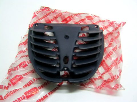 Grille de radiateur , face avant APRILIA 50 SR an : 1993 à 1996 réf : 8239315