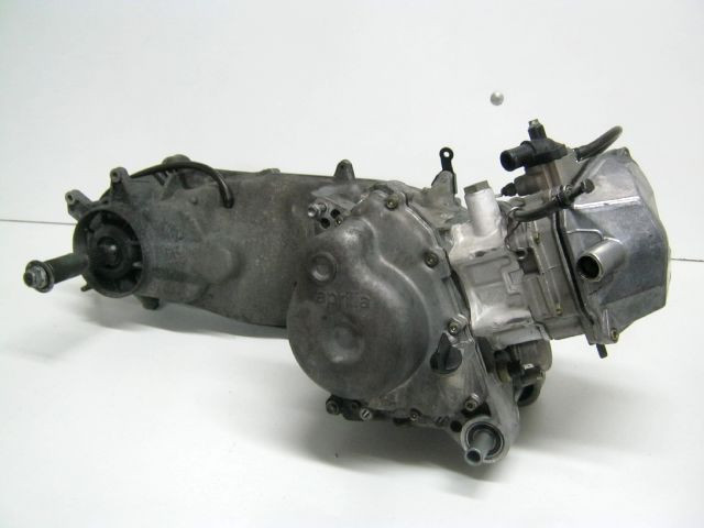 Moteur , carter , cylindre , culasse APRILIA 125 SCARABEO an 2003 réf AP8106842