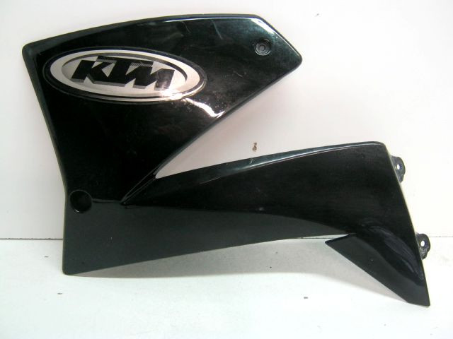 Ouïe spoiler de radiateur gauche KTM 640 DUKE an 2000 à 2005 réf 58408050000, 584.08.050.000 