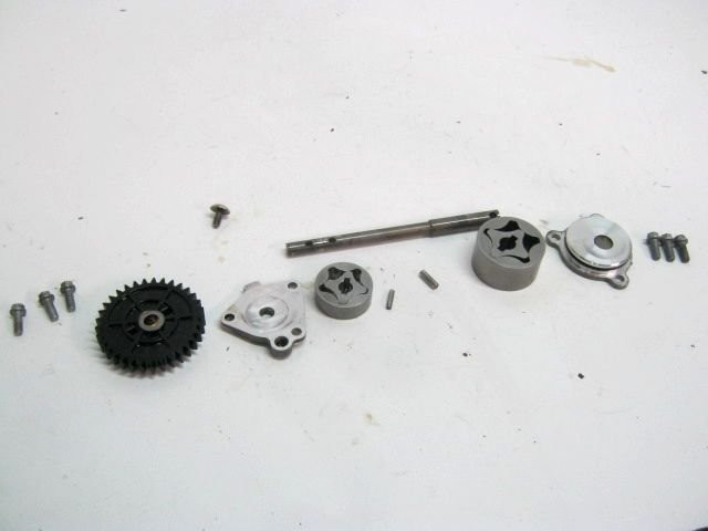 Pignon engrenage arbre de pompe à huile  BMW F 800 ST, F800ST an 2007 réf 11417690438, 11417652927, 11417690441