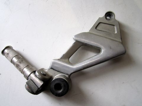 Platine repose pied arriére droit KAWASAKI 1100 ZZR année:1994 type:ZXT10C