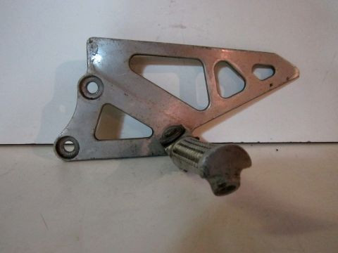 Platine repose pied avant gauche SUZUKI 750 GSXR année:1990 type:17D