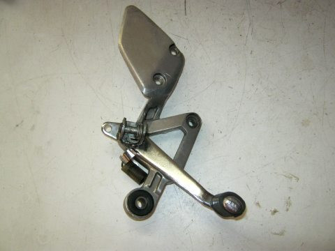 Platine repose pied avant droite YAMAHA 600 FAZER année:2002 type:RJ021
