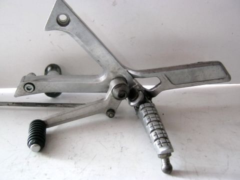 Platine repose pied avant gauche,sélecteur de vitesses APRILIA 125 AF1 année:1989 type:EH