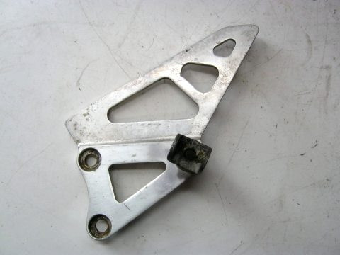 Platine repose pied avant gauche SUZUKI 750,1100 GSXR année:1988 type:GR77A