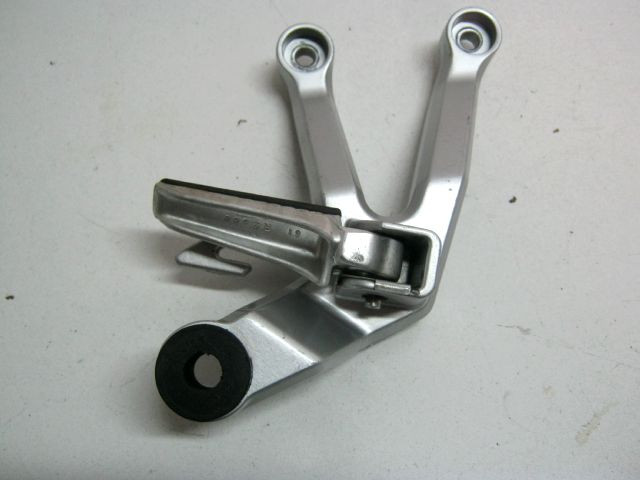 Platine repose pied arrière droite SUZUKI 650 SV an 2003 réf 43600-16G00-000 
