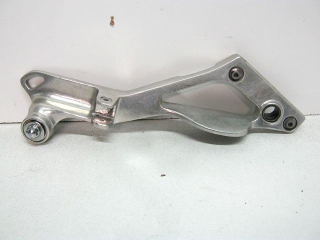 Platine repose pied arrière droite YAMAHA 850 TDM an 1999 type 4TX réf 4TX-27422-00, 4TX2742200 