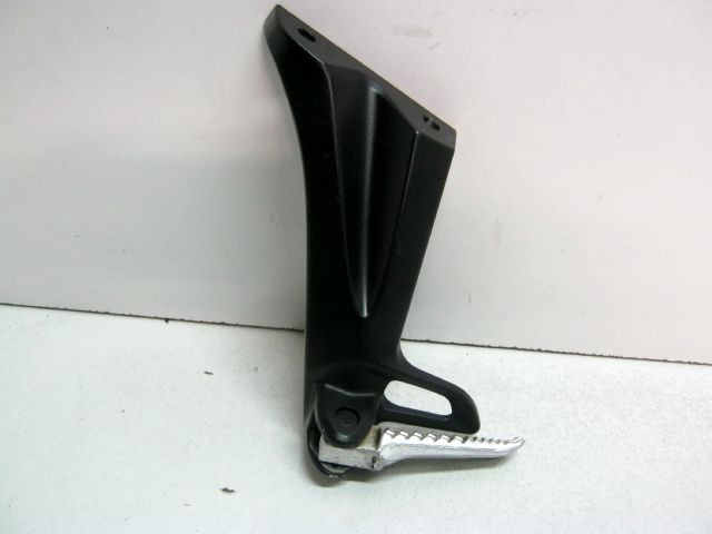 Platine repose pied arrière gauche SUZUKI 1340 GSX, B-KING an 2010 réf 43700-23H00-000, 298950 ADC6 