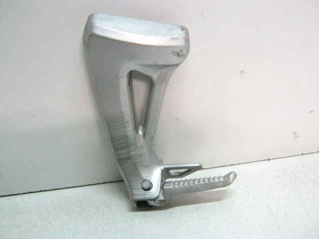 Platine repose pied arrière gauche SUZUKI 650 SV an 1999 