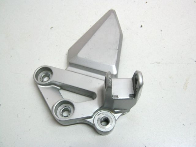 Platine repose pied avant gauche SUZUKI 650 SV an 2003 réf 43521-16G50-000, 43521-16G00-000 