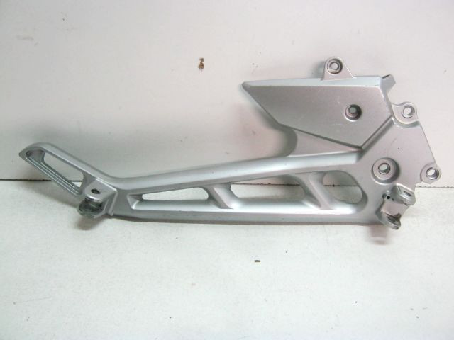 Platine repose pied droite SUZUKI 600 GSR an 2006 à 2010 réf 43810-44G00-000 